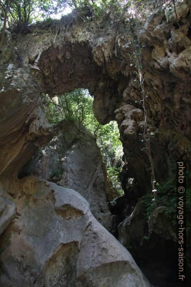 Vue sous un des ponts du Diavologefyro. Photo © André M. Winter