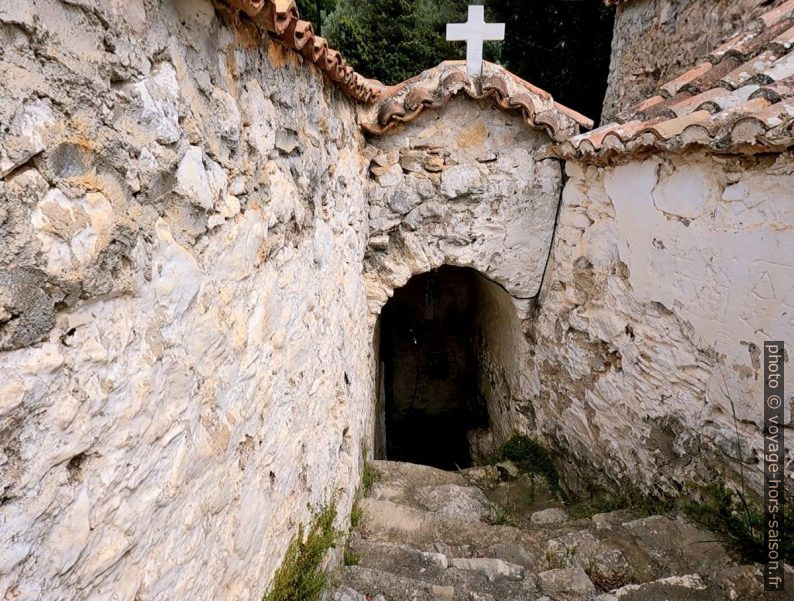 Accès à la source de la chapelle Metamorfosi Sotiros. Photo © André M. Winter