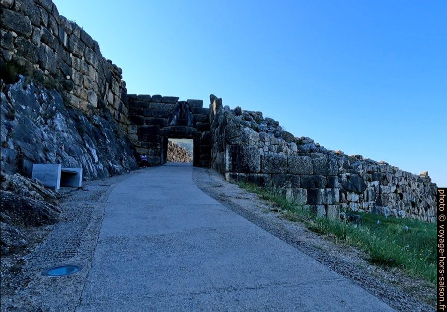 Montée vers la Porte des Lionnes. Photo © André M. Winter
