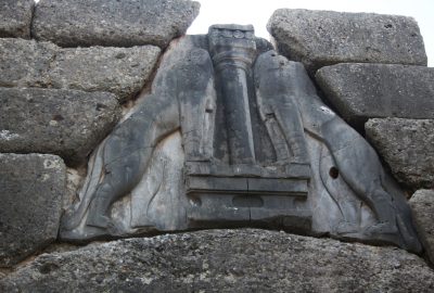 La sculpture de la Porte des Lionnes. Photo © André M. Winter