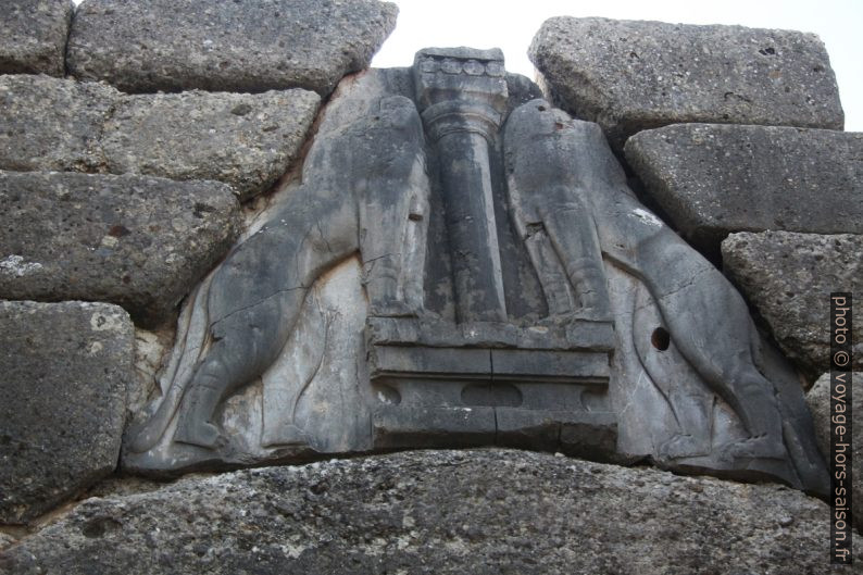 La sculpture de la Porte des Lionnes. Photo © André M. Winter