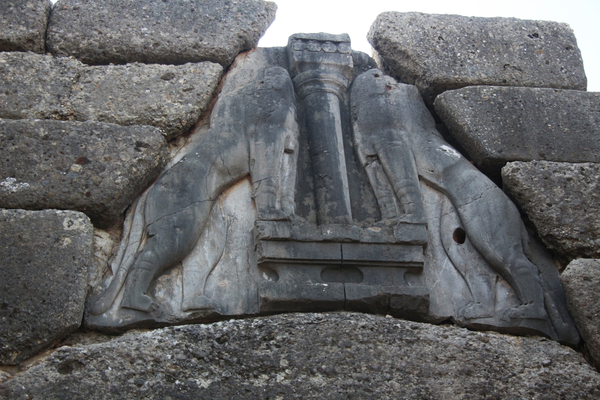La sculpture de la Porte des Lionnes. Photo © André M. Winter