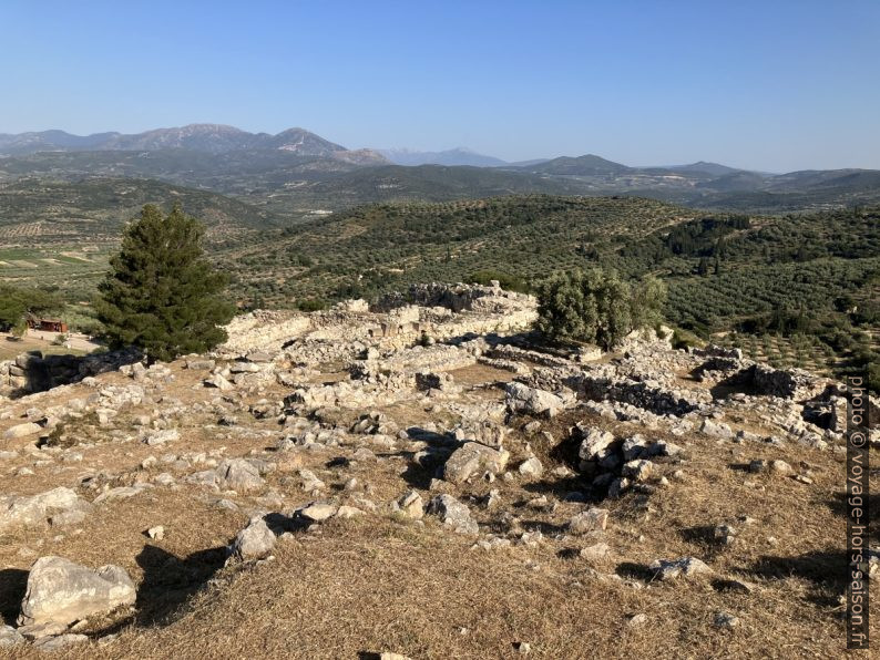 Vue vers les ruines du centre culturel de Mycènes. Photo © Alex Medwedeff