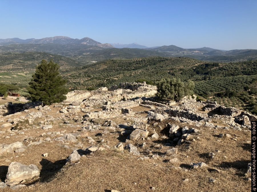 Vue vers les ruines du centre culturel de Mycènes. Photo © Alex Medwedeff