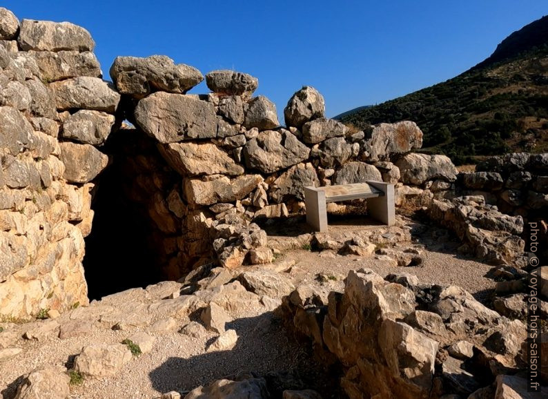 L'accès à la citerne souterraine de Mycènes. Photo © André M. Winter