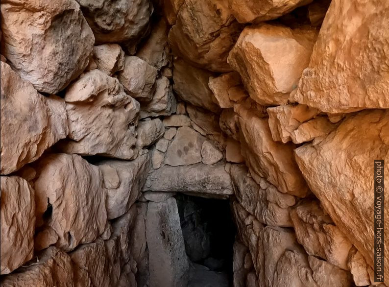 Descente vers la citerne souterraine de Mycènes. Photo © André M. Winter