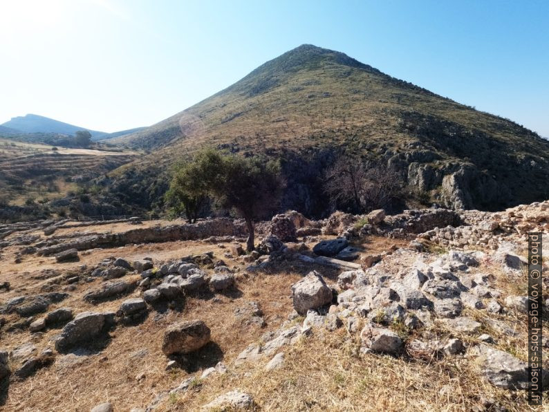 Vue retour sur la zone d'anciens temples. Photo © André M. Winter