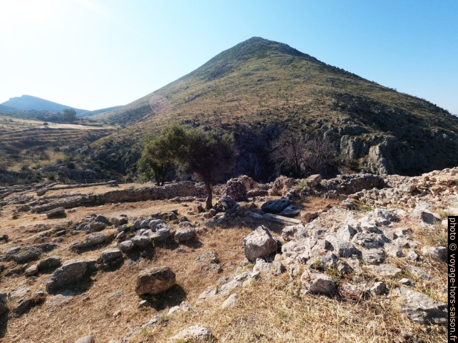 Vue retour sur la zone d'anciens temples. Photo © André M. Winter