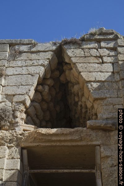 Triangle de décharge au-dessus du linteau de la porte de la Tombe de Clytemnestre. Photo © Alex Medwedeff