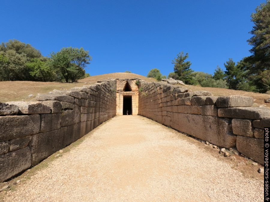 Dromos du Trésor d'Atrée. Photo © André M. Winter