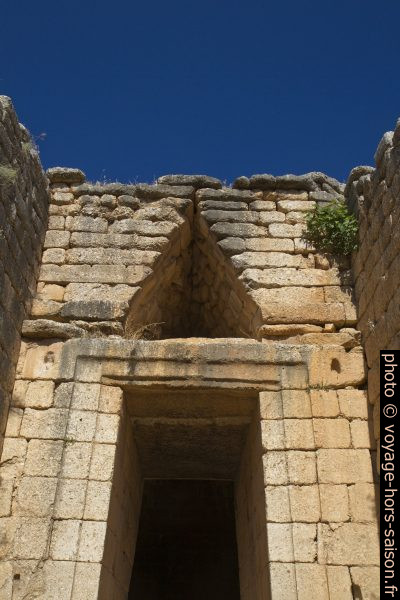 Triangle de décharge au-dessus du linteau de la porte du Trésor d'Atrée. Photo © Alex Medwedeff