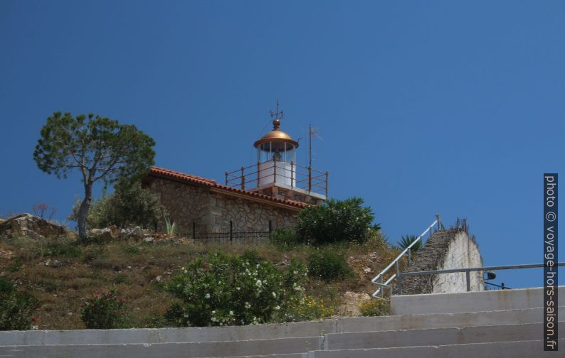 Le phare au-dessus du théâtre d'Astros. Photo © André M. Winter