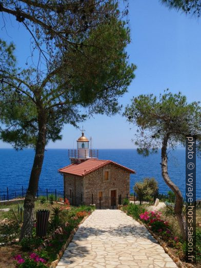 Le phare d'Astros. Photo © André M. Winter