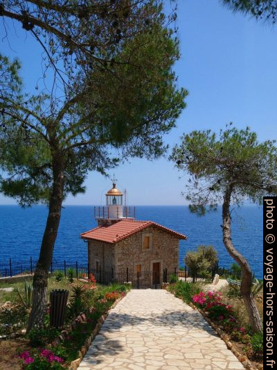 Le phare d'Astros. Photo © André M. Winter