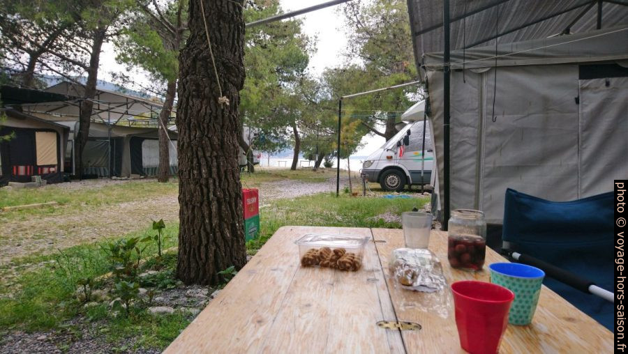 L'apéro au Camping Zaritsi. Photo © André M. Winter