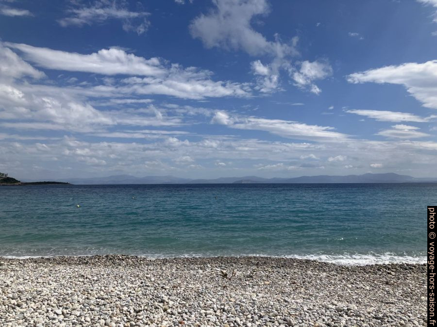 La plage et le Golfe Argolique. Photo © Alex Medwedeff