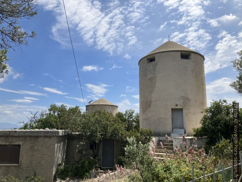 Près des moulins à vent du Cap Tyros. Photo © Alex Medwedeff