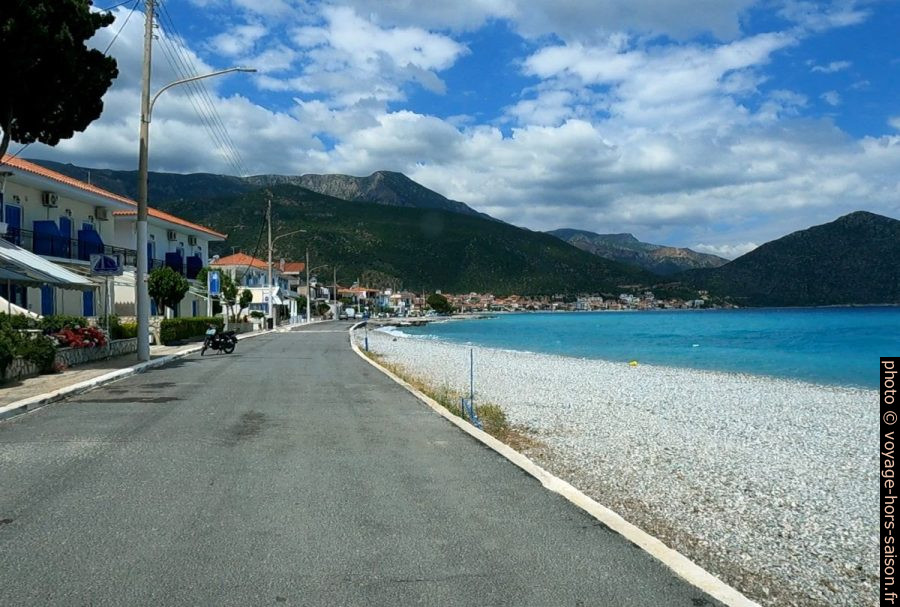 Rue Tagmatarchou Alevra en bord de mer de Tyros. Photo © André M. Winter