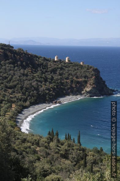 Le Cap Akra Tyros avec les moulins. Photo © Alex Medwedeff