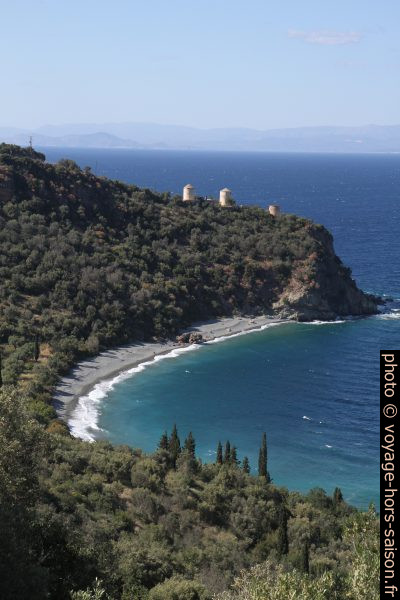 Le Cap Akra Tyros avec les moulins. Photo © Alex Medwedeff