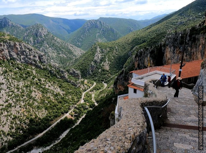 Descente vers le Monastère Elonis. Photo © Alex Medwedeff