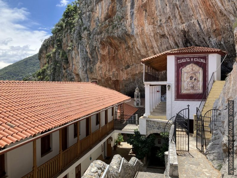 Entre les maisons du Monastère Elonis. Photo © Alex Medwedeff