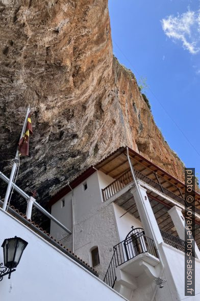 Cellules des sœurs du Monastère Elonis sous la falaise. Photo © Alex Medwedeff