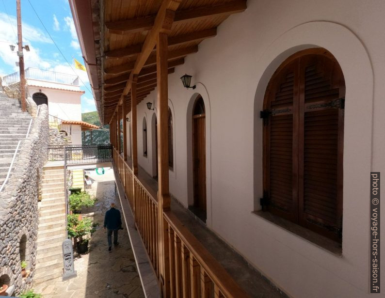 Une maison des soeurs du Monastère Elonis. Photo © André M. Winter