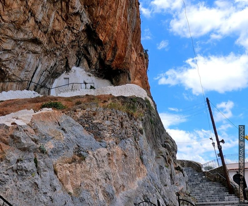 Habitation troglodytique dans le Monastère Elonis. Photo © André M. Winter