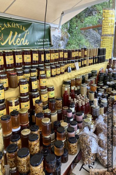 Vente de miel grec local. Photo © Alex Medwedeff
