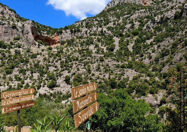 Départ vers la Baume des abris de chèvres. Photo © André M. Winter