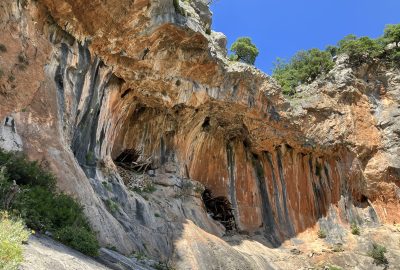 Abris dans la Baume La Maison des Chèvres. Photo © Alex Medwedeff