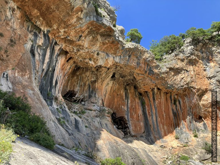 Abris dans la Baume La Maison des Chèvres. Photo © Alex Medwedeff