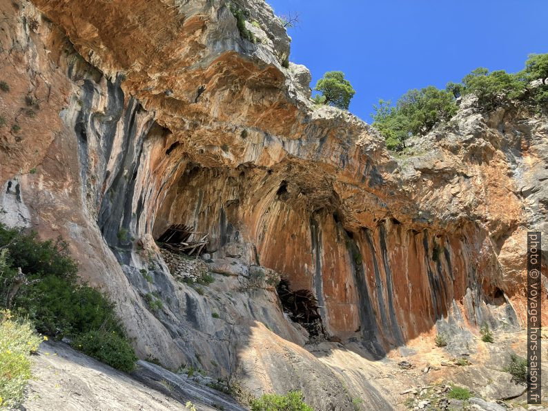 Abris dans la Baume La Maison des Chèvres. Photo © Alex Medwedeff