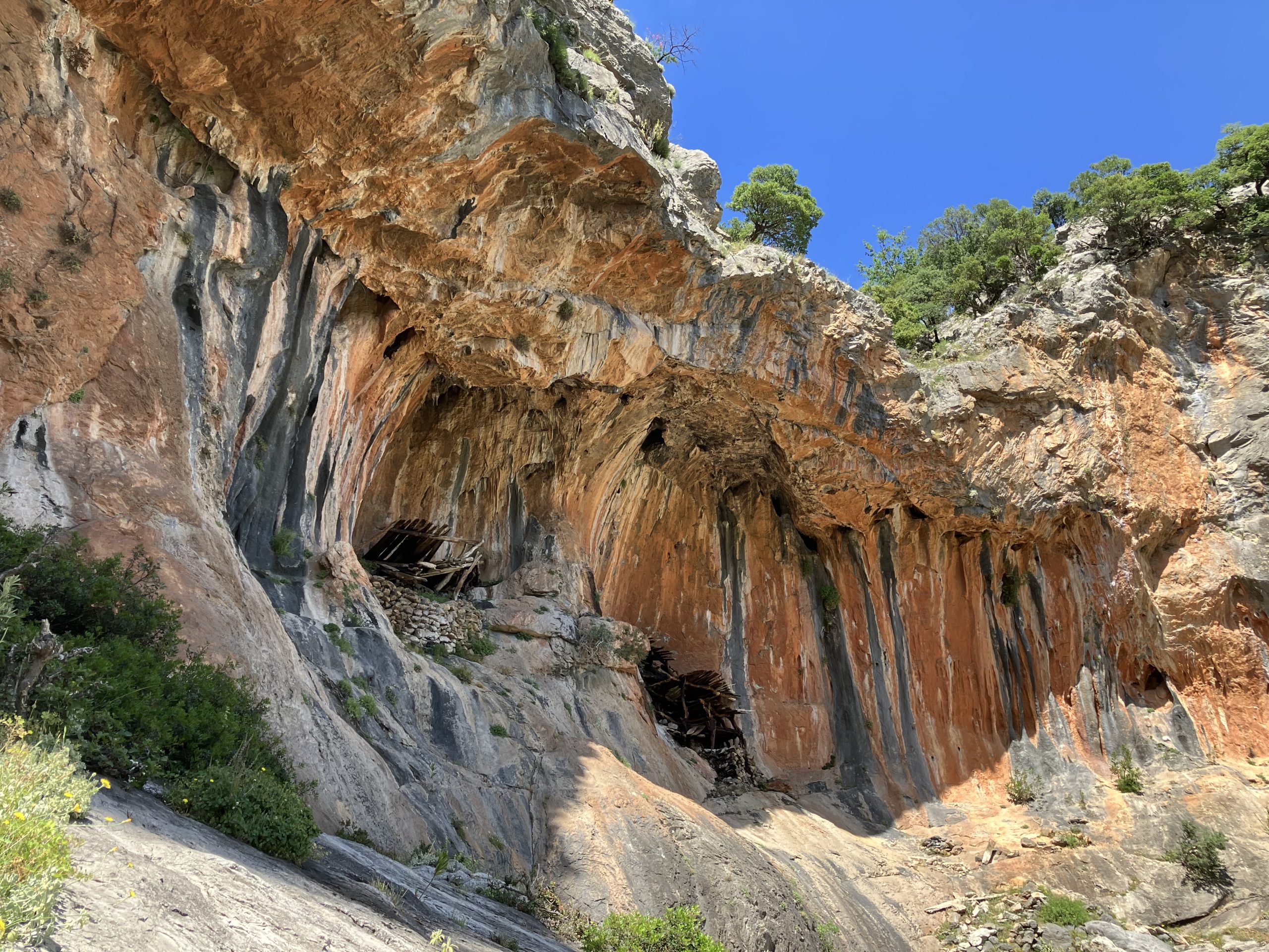 Abris dans la Baume La Maison des Chèvres. Photo © Alex Medwedeff