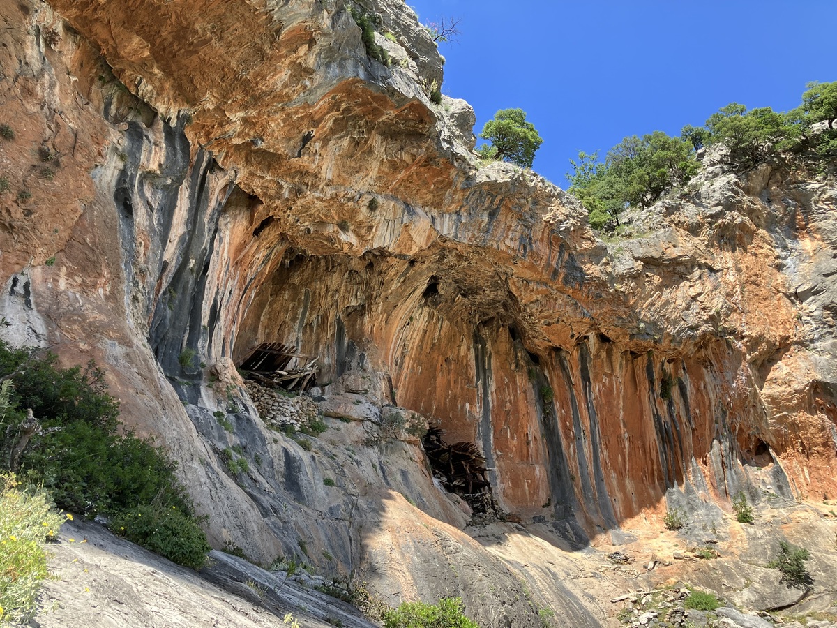 Abris dans la Baume La Maison des Chèvres. Photo © Alex Medwedeff