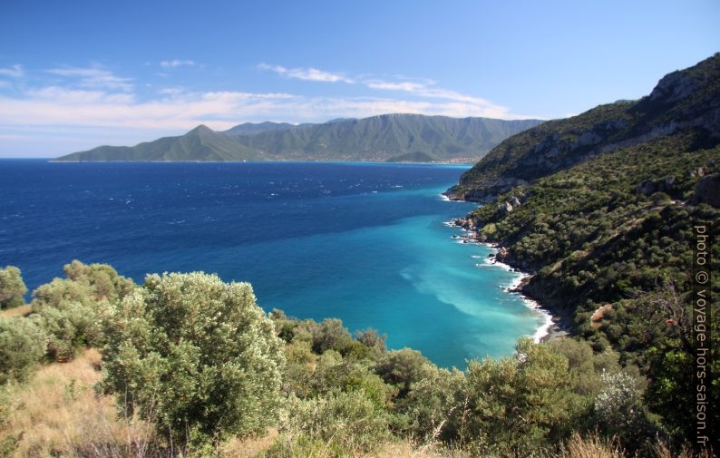La côte au nord de Leonido et le Cap Agios Georgios au fond. Photo © André M. Winter
