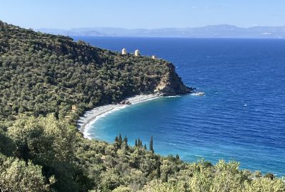 Cap Akra Tyros avec les moulins et la Baie de Lygaria. Photo © Alex Medwedeff