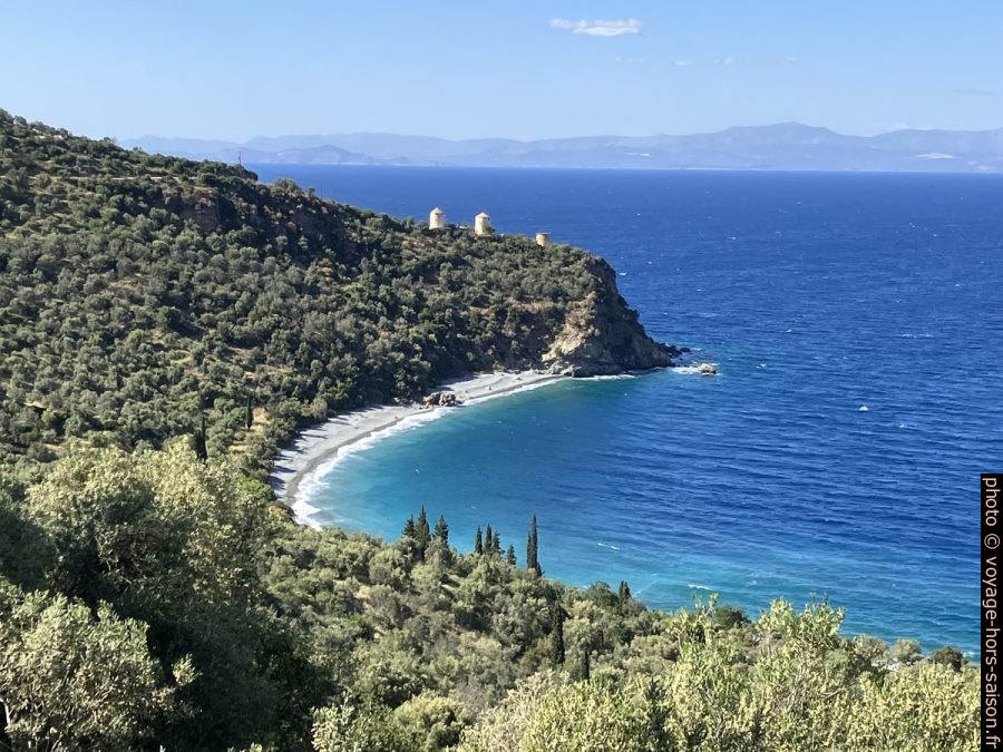 Cap Akra Tyros avec les moulins et la Baie de Lygaria. Photo © Alex Medwedeff
