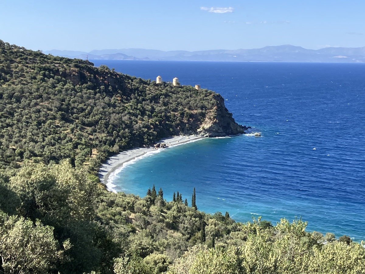 Cap Akra Tyros avec les moulins et la Baie de Lygaria. Photo © Alex Medwedeff