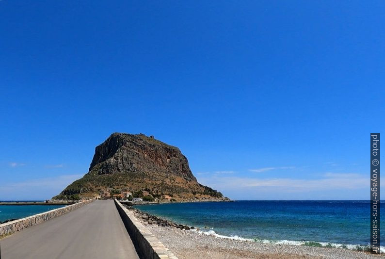 La route sur l'isthme vers Monemvasia. Photo © André M. Winter