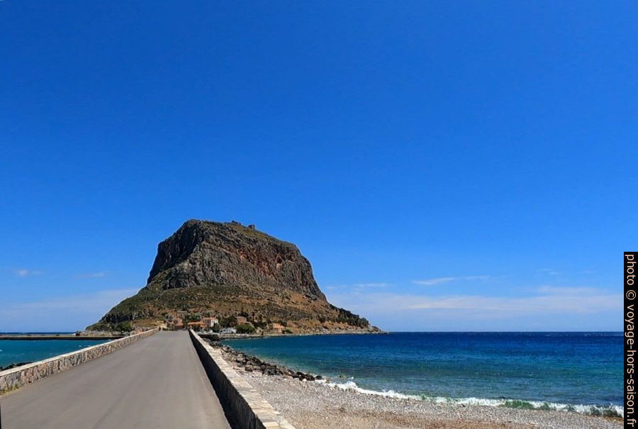 La route sur l'isthme vers Monemvasia. Photo © André M. Winter