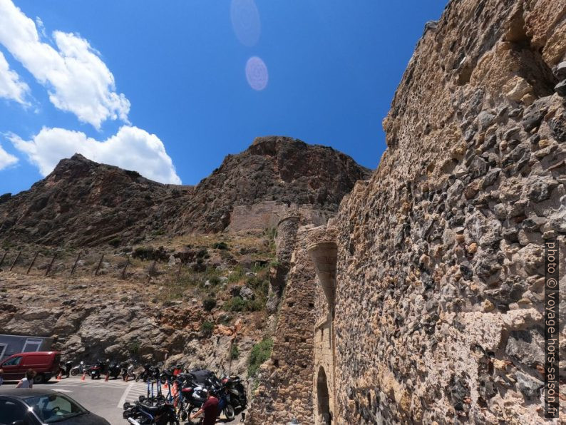 Mur défensif ouest de Monemvasia. Photo © André M. Winter