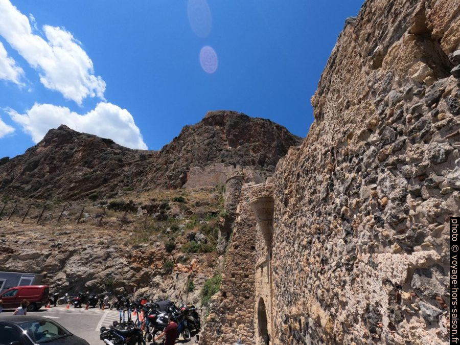 Mur défensif ouest de Monemvasia. Photo © André M. Winter