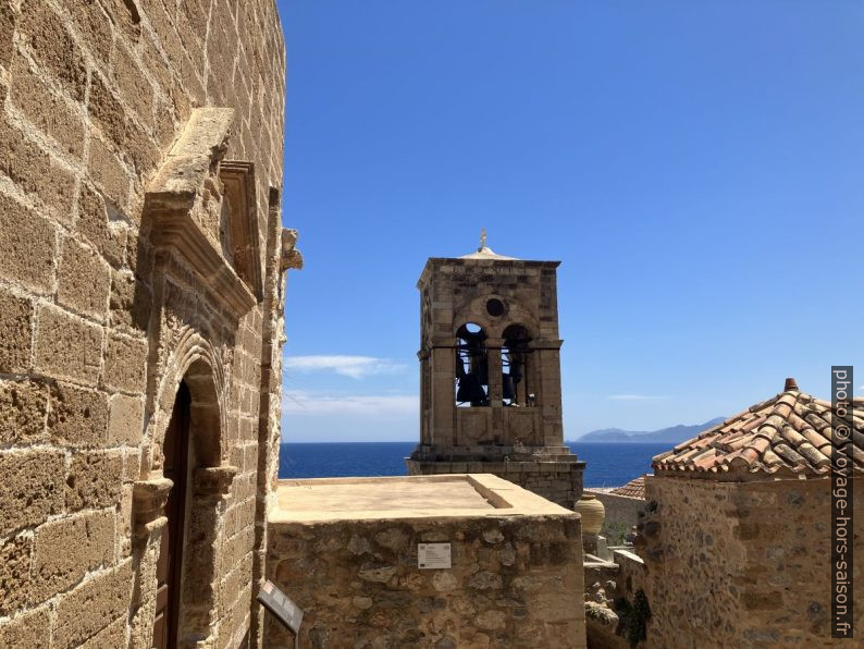 Parvis de l'église de Panagia Myrtidiotissa et le clocher de l'église Elkomenos Christos. Photo © Alex Medwedeff