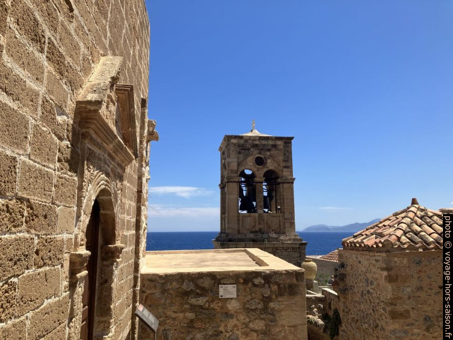 Parvis de l'église de Panagia Myrtidiotissa et le clocher de l'église Elkomenos Christos. Photo © Alex Medwedeff