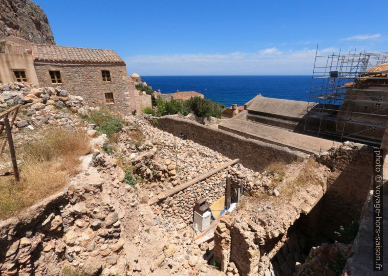 Ruines d'une église anonyme à Monemvasia. Photo © André M. Winter