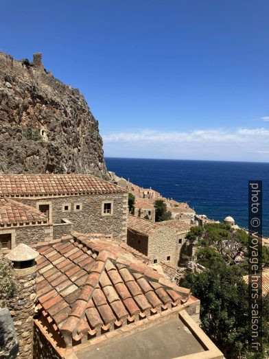 Vue sur les toits de Monemvasia. Photo © Alex Medwedeff