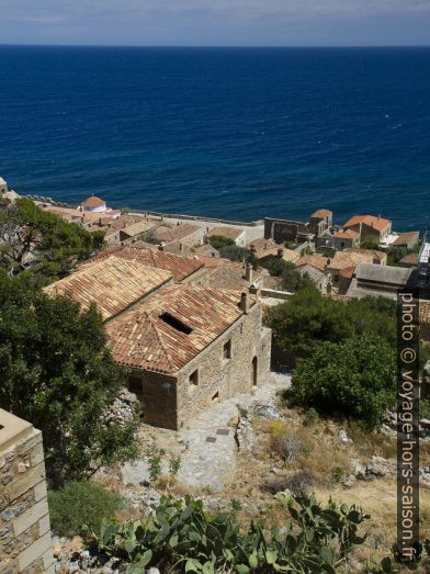 Ruines dans la partie haute de Monemvasia. Photo © Alex Medwedeff