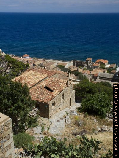 Ruines dans la partie haute de Monemvasia. Photo © Alex Medwedeff